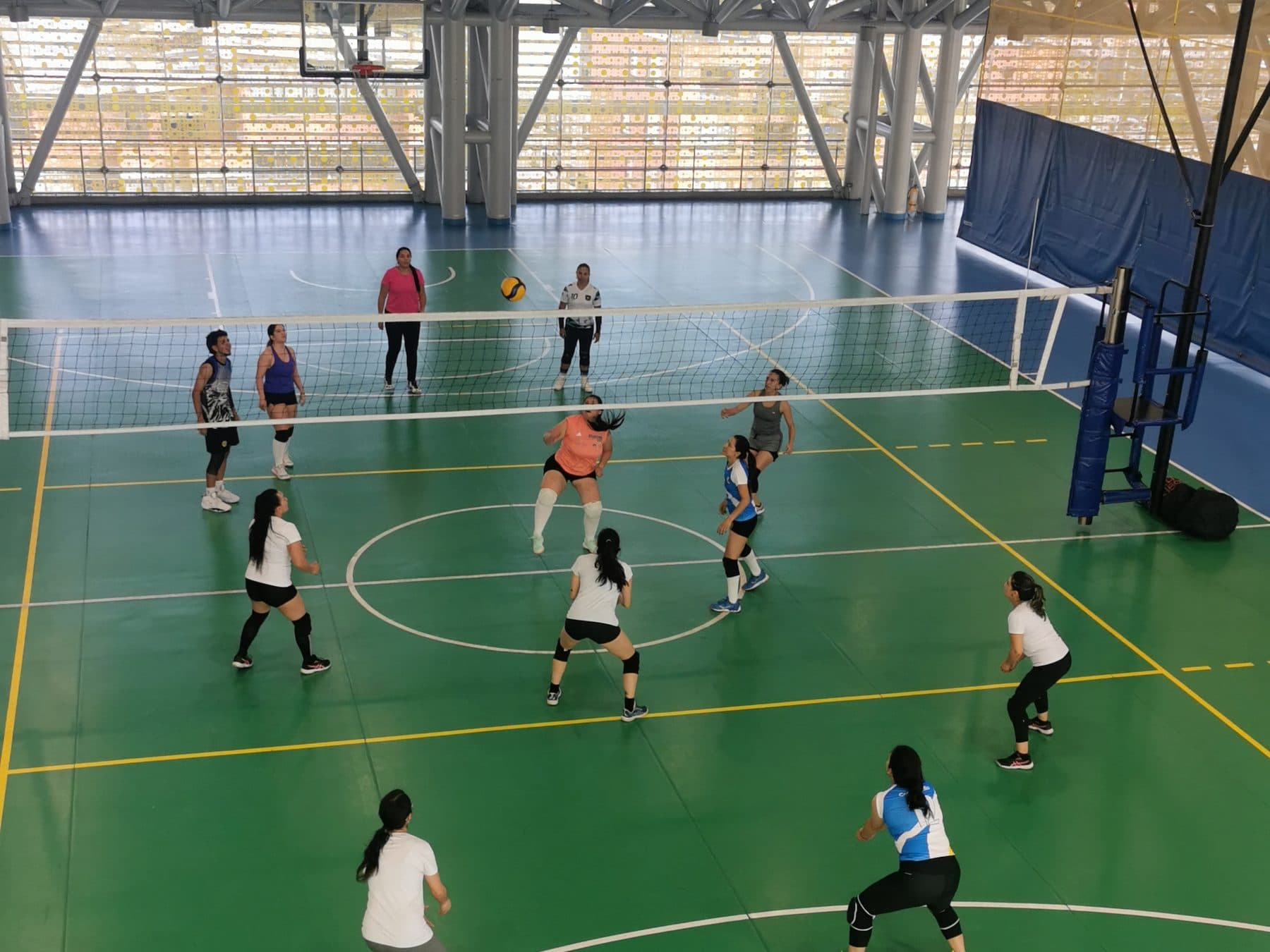 Cancha cubierta del Centro Deportivo con red reglamentaria durante un entrenamiento