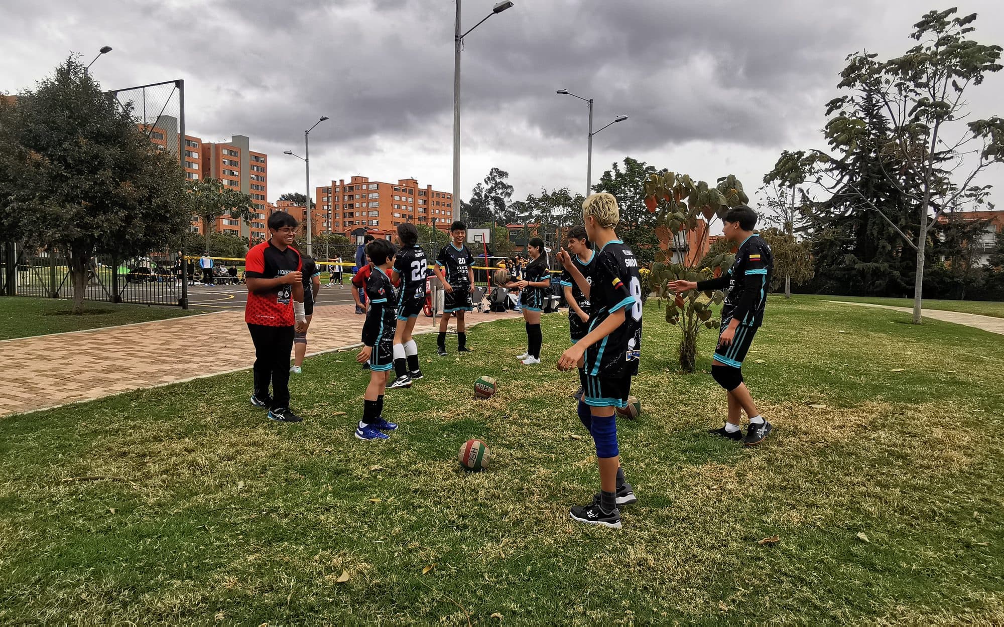 Entrenamiento de voleibol al aire libre en una cancha de barrio