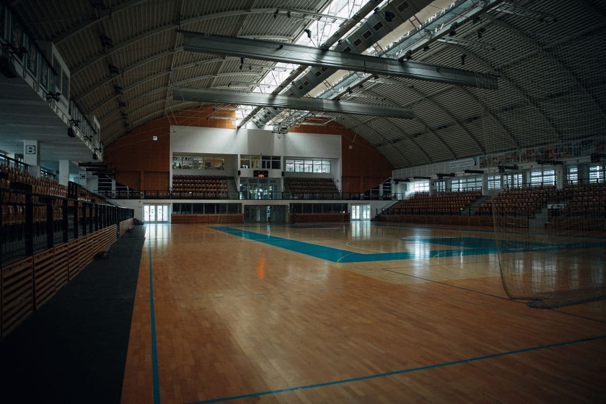 Coliseo cubierto con graderías, listo para un evento